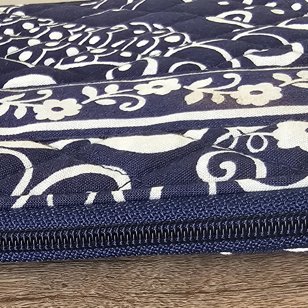 Vera Bradley Twirly Birds Navy Blue & White Quilted Sleeve E-Reader Small Tablet